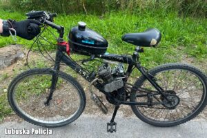 Na drodze z Międzyrzecza do Skwierzyny policjanci zatrzymali 18-letniego kierowcę nietypowego roweru z doczepionym silnikiem.