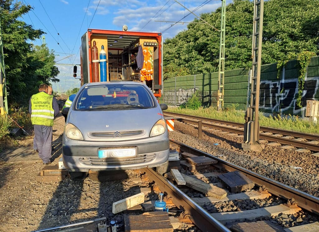 Zostawił samochód na torach i … poszedł. O krok od tragedii foto: MAV