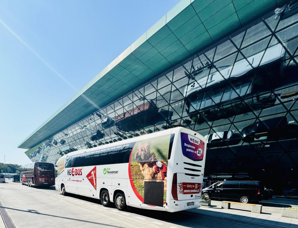 Neobus wraca do biletów za złotówkę. Jesienna promocja na podróże po Polsce