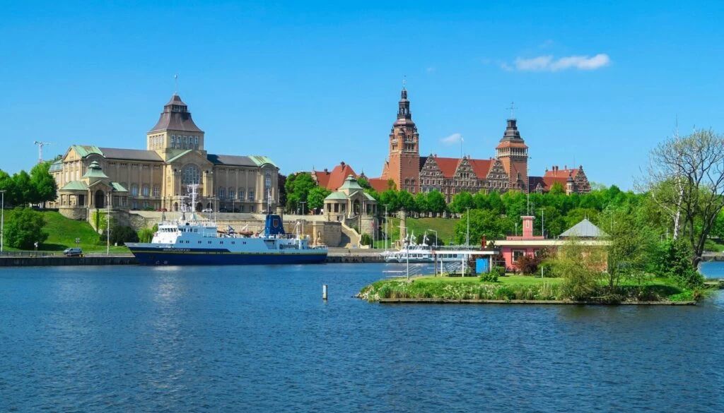 Szczecin: Żegluga na miejskim odcinku Odry wstrzymana foto: PZW