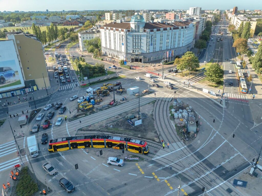 Warszawa: Koniec prac torowych na Pl. Zawiszy. Nie koniec utrudnień dla pasażerów tramwajów foto: UM Warszawa