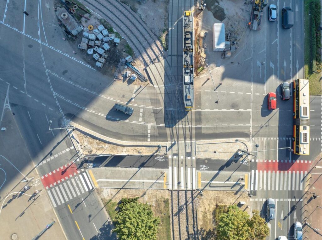 Warszawa: Koniec prac torowych na Pl. Zawiszy. Nie koniec utrudnień dla pasażerów tramwajów foto: UM Warszawa