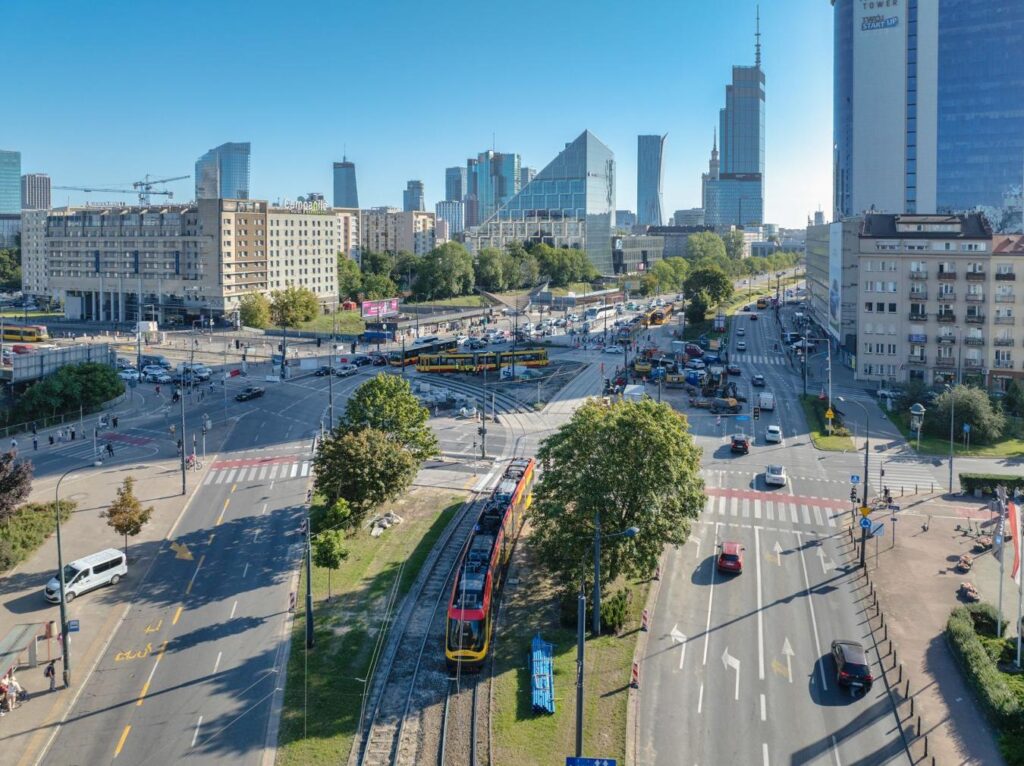 Warszawa: Koniec prac torowych na Pl. Zawiszy. Nie koniec utrudnień dla pasażerów tramwajów foto: UM Warszawa