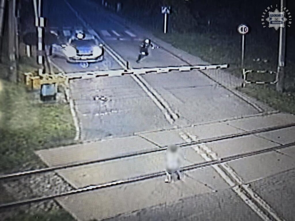 Dziecko na torach i bohaterska interwencja policjantów z Mikołowa. O krok od tragedii! foto: Policja