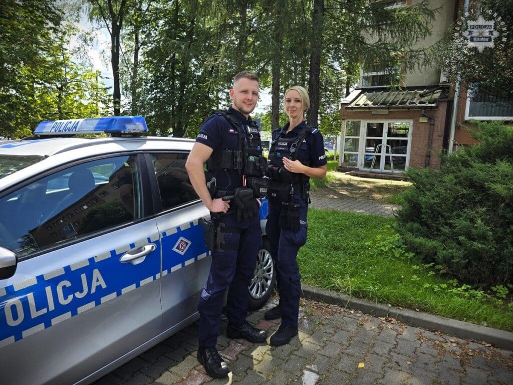 Dziecko na torach i bohaterska interwencja policjantów z Mikołowa. O krok od tragedii! foto: Policja