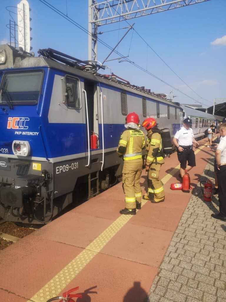 Pożar lokomotywy EP09 w Katowicach. Ewakuowano ponad pół tysiąca pasażerów foto: PSP Katowice