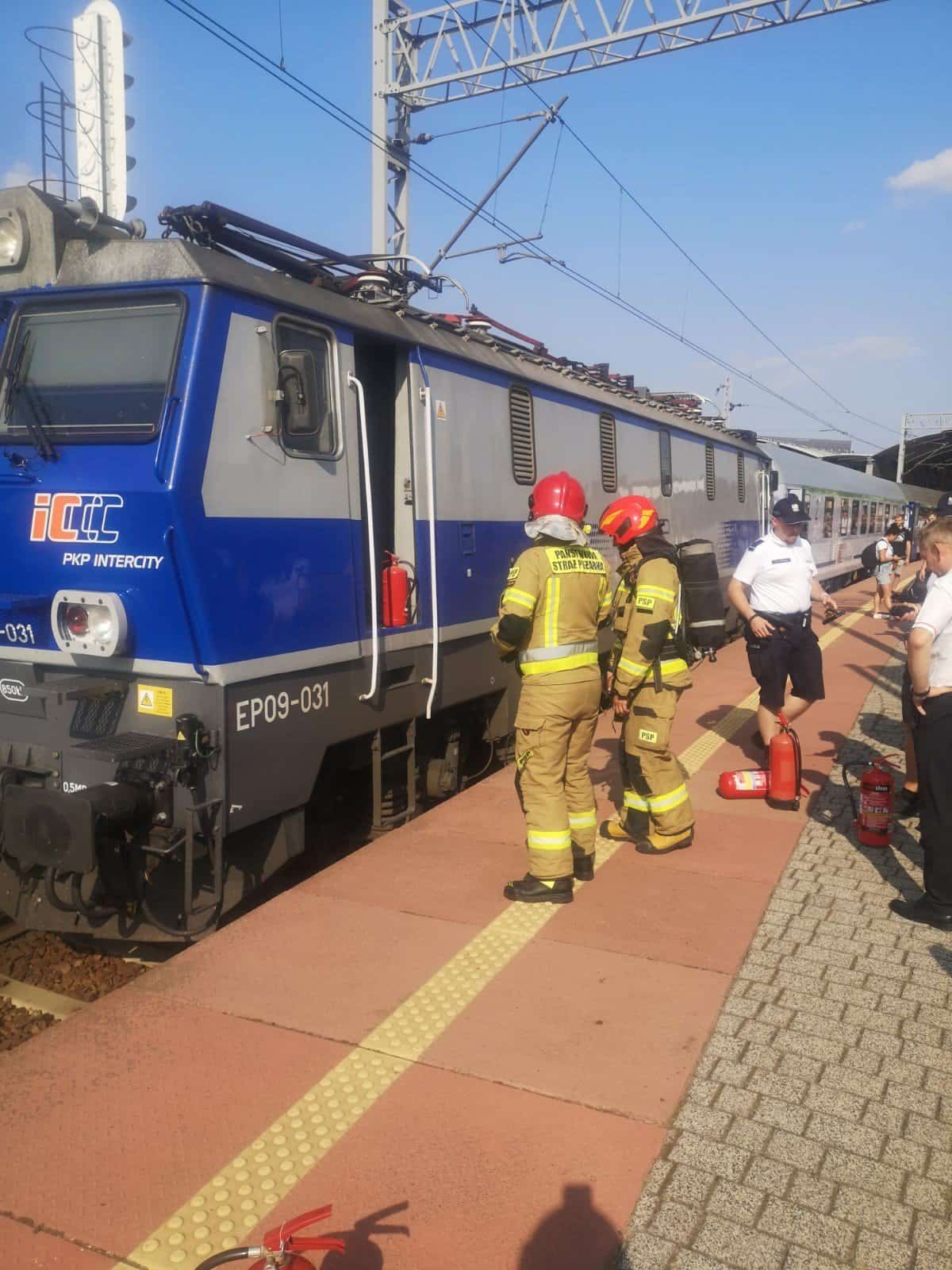 Inforail - Pożar lokomotywy EP09 w Katowicach. Ewakuowano ponad pół tysiąca pasażerów