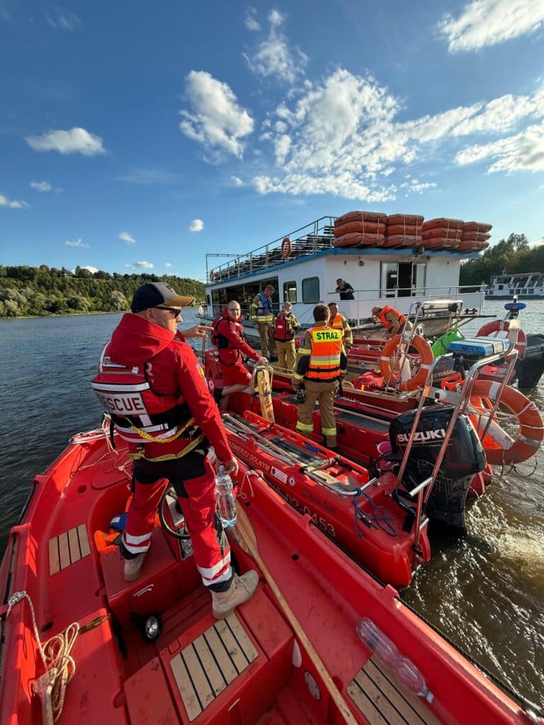 Statek rejsowy utknął na Wiśle pod Kazimierzem Dolnym. Kilkanaście osób ewakuowanych foto: WOPR