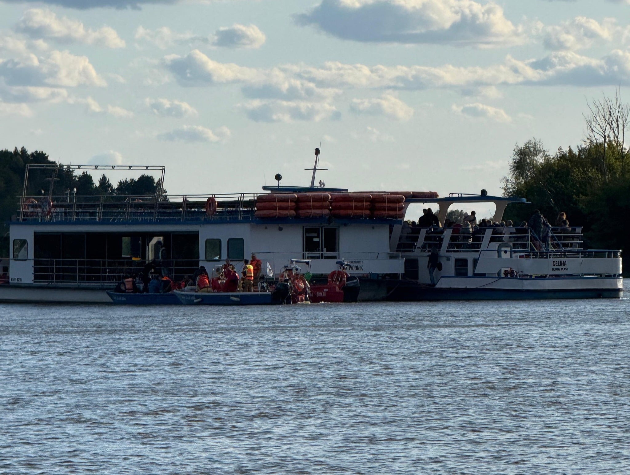 Infoship - Statek rejsowy utknął na Wiśle pod Kazimierzem Dolnym. Kilkanaście osób ewakuowanych