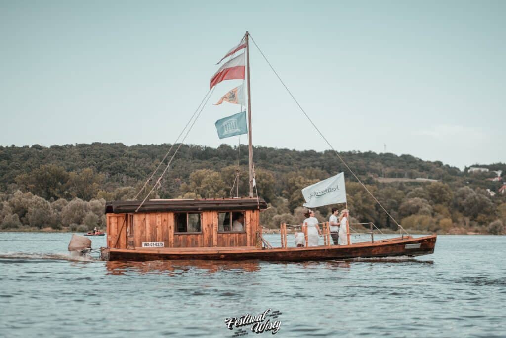 Tradycyjne łodzie na Wiśle nie poddają się niskiemu stanowi wody foto: Festiwal Wisły