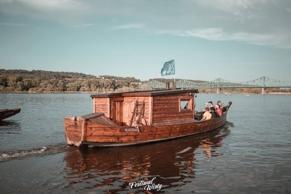 Tradycyjne łodzie na Wiśle nie poddają się niskiemu stanowi wody foto: Festiwal Wisły