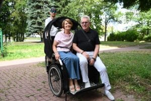 Świdnik: Seniorzy mogą zwiedzać miasto siedząc wygodnie w rikszy. Za darmo, przy pogawędce z wolontariuszem.