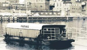Prom nr 2 rozpoczął swoją służbę w 1958 roku i funkcjonował w tym miejscu codziennie przez 17 lat, aż do tragicznego dnia. Pełnił ważną rolę w życiu mieszkańców prawego brzegu Motławy, jednak zdjęcia sprzed katastrofy nie są znane mat. archiwalny z akt prokuratorskich sprawy