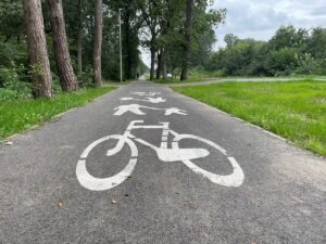 Dzięki inwestycji cała trasa otoczy akwen, tworząc spójną pętlę idealną do jazdy rowerem, spacerów czy nordic walkingu.