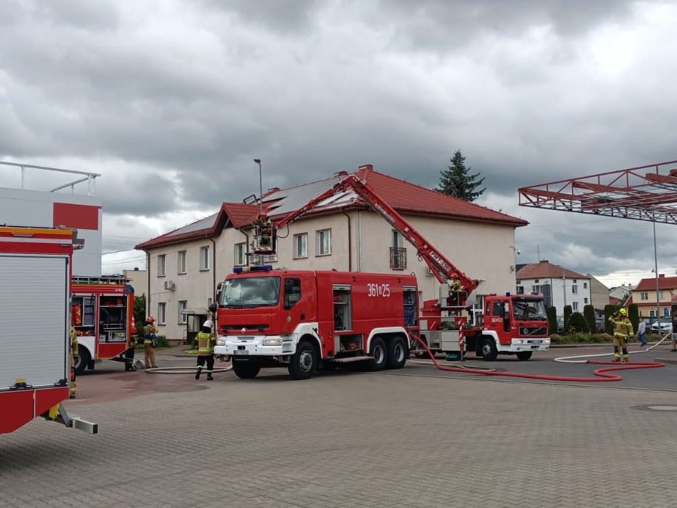 Zapaliła się instalacja fotowoltaiczna na budynku MPK w Łomży / fot. PSP Łomża