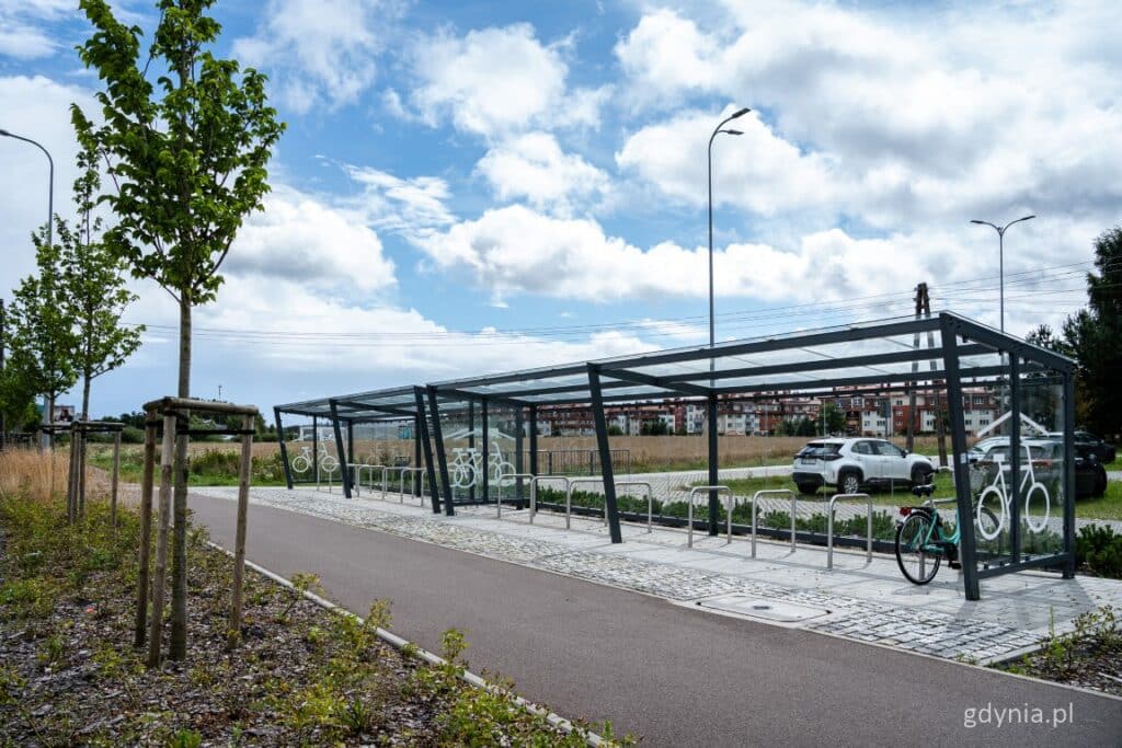 Już zrealizowane zadanie, czyli węzeł przesiadkowy w lokalizacji Chwarzno-Polanki – widoczna m.in. wiata dla rowerów i parking (fot. Kamil Złoch)