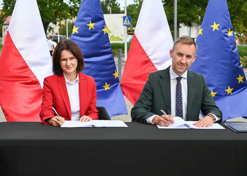 Burmistrz Władysławowa Roman Kużel podpisuje umowę