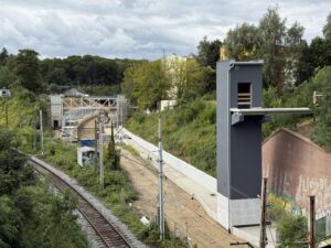W ciągu alei Powstańców Wielkopolskich w trakcie budowy jest zupełnie nowy przystanek zlokalizowany na wiadukcie kolejowym przy Parku Pomorzańskim. / fot. Tramwaje Szczecińskie