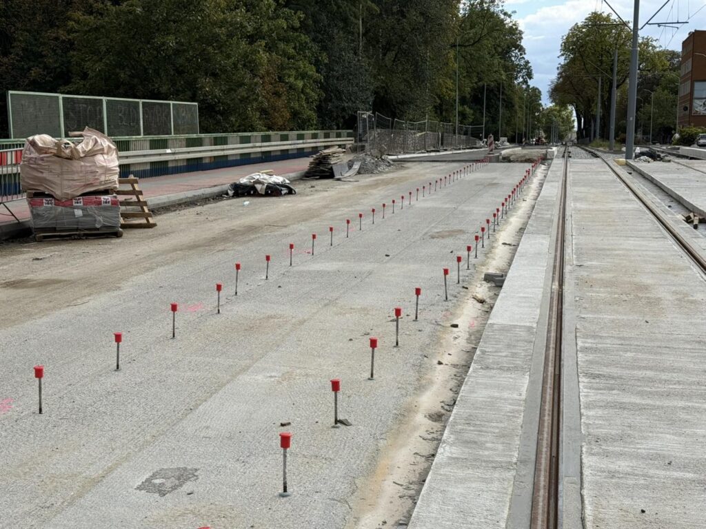 W ciągu alei Powstańców Wielkopolskich w trakcie budowy jest zupełnie nowy przystanek zlokalizowany na wiadukcie kolejowym przy Parku Pomorzańskim.  / fot. Tramwaje Szczecińskie