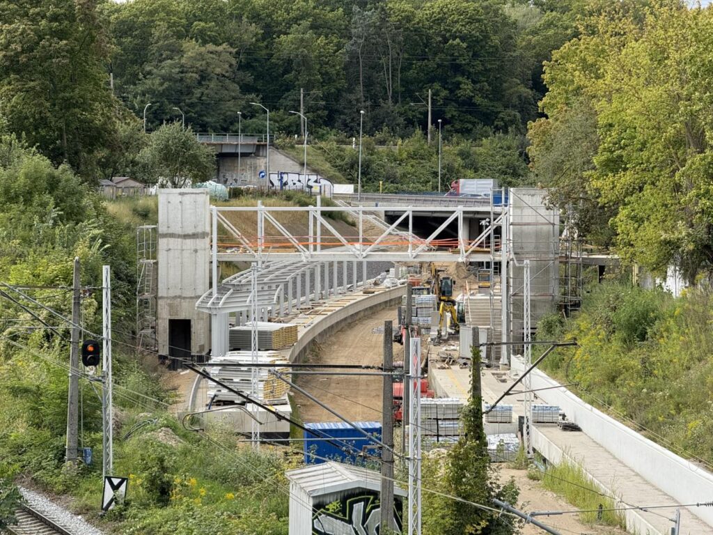 W ciągu alei Powstańców Wielkopolskich w trakcie budowy jest zupełnie nowy przystanek zlokalizowany na wiadukcie kolejowym przy Parku Pomorzańskim.  / fot. Tramwaje Szczecińskie