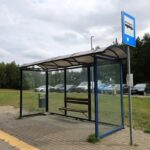 Ksawerów inwestuje w transport publiczny – nowe wiaty przystankowe na ul. Hubala