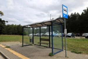 Ksawerów inwestuje w transport publiczny – nowe wiaty przystankowe na ul. Hubala