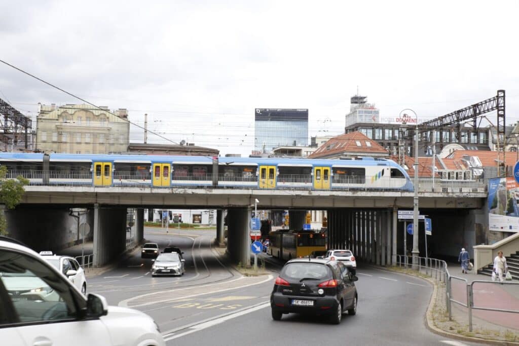 Nowy węzeł będzie obsługiwać zarówno połączenia tramwajowe, jak i autobusowe. Projekt zakłada budowę dwóch zintegrowanych peronów tramwajowo-autobusowych po stronie wschodniej i zachodniej istniejącego torowiska tramwajowego oraz 12 stanowisk do parkowania rowerów / fot. UM Katowice