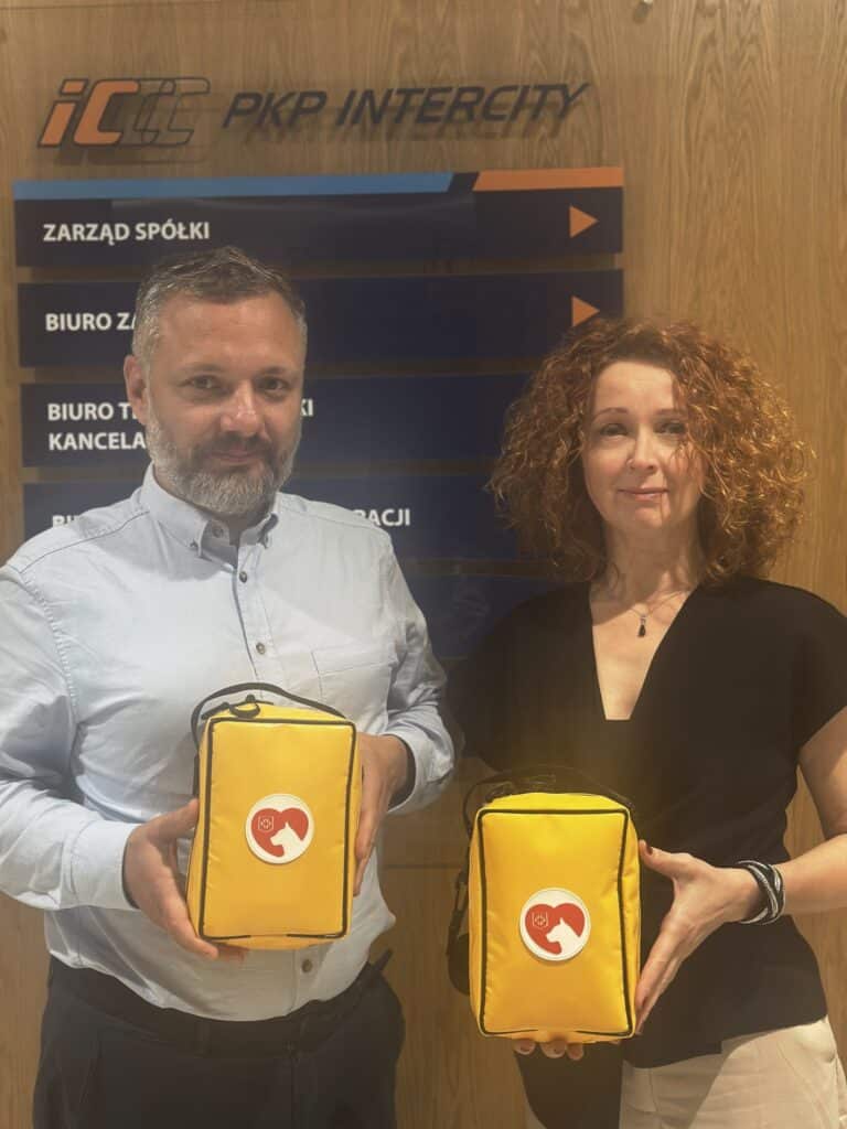Od tego lata w każdym Pendolino znajdziecie małą żółtą apteczkę „Pet Care on the Go” – przygotowaną przez Atelier Wartości wspólnie z PKP Intercity.