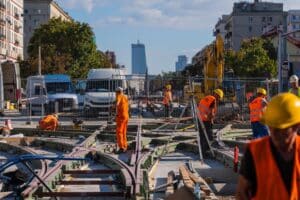 Warszawski Transport Publiczny wraz z mieszkańcami stolicy wraca z wakacji. Od 1 września tramwaje, metro i większość linii autobusowych powróci do podstawowych rozkładów i tras.