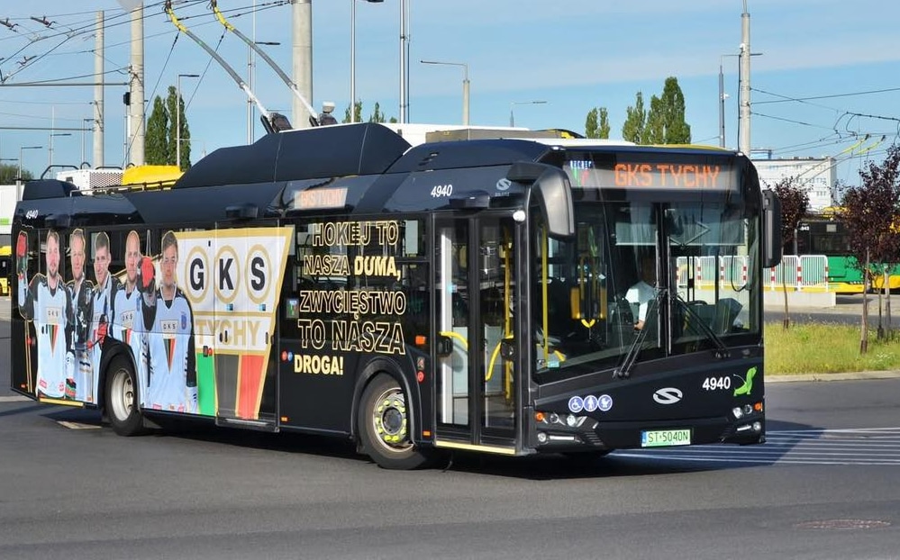 TLT Tychy mają pierwszy hokejowy trolejbus. Mistrzowie Polski na ulicach miasta