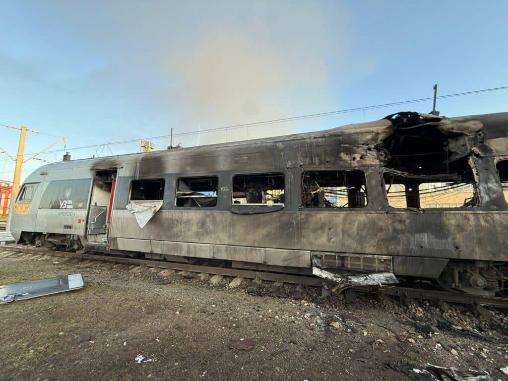 Atak na pociągi Intercity+ Kolei Ukraińskich. Jeden skład doszczętnie zniszczony foto: UZ