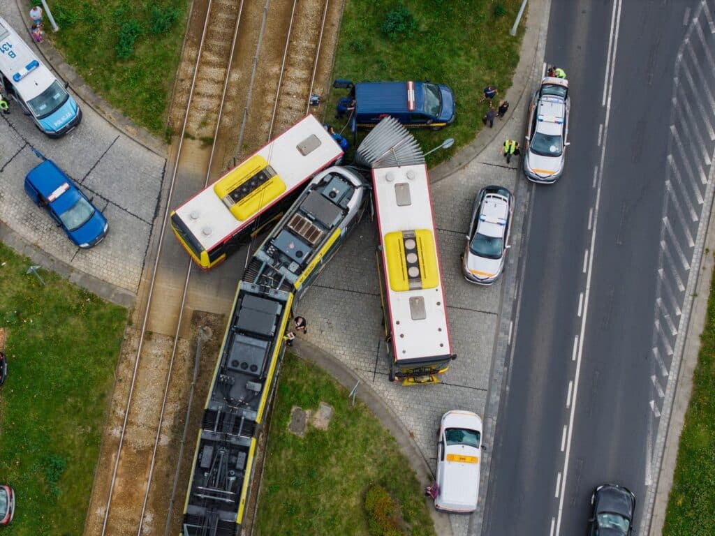 Groźnie wyglądająca kolizja tramwaju z autobusem we Wrocławiu. Duże straty foto: wroclaw.pl
