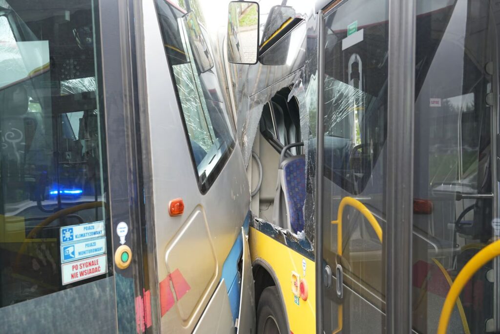 Groźnie wyglądająca kolizja tramwaju z autobusem we Wrocławiu. Duże straty foto: wroclaw.pl
