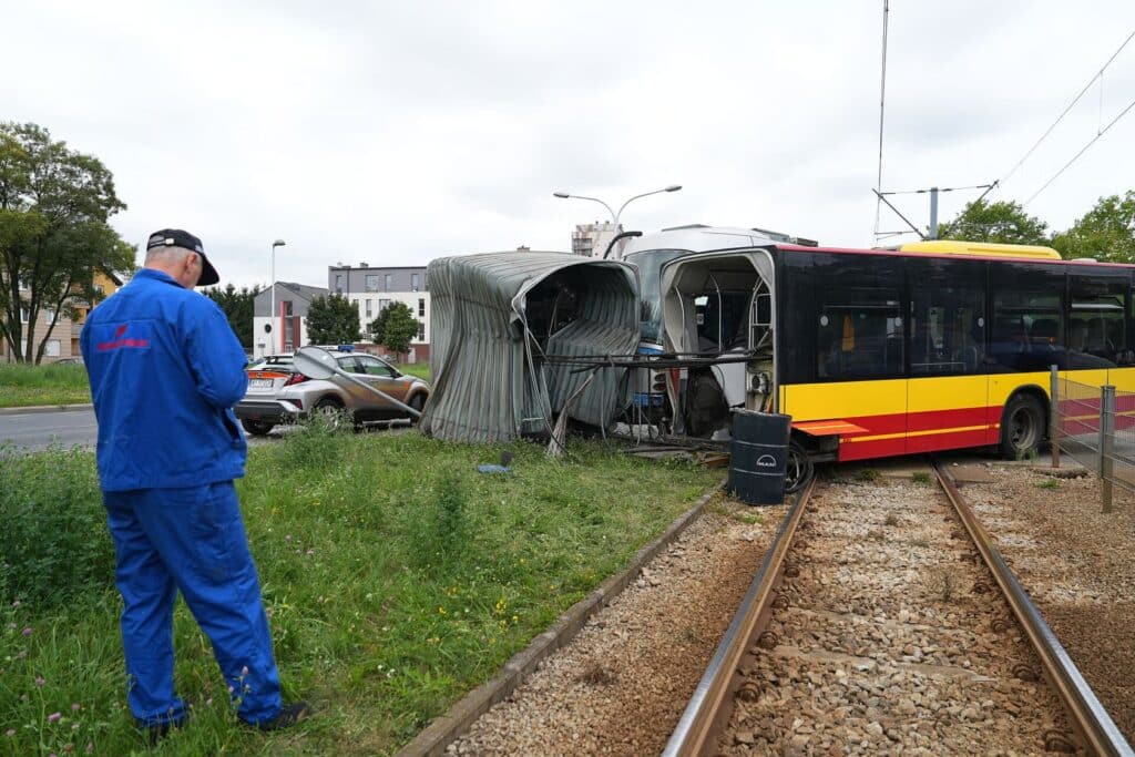 Groźnie wyglądająca kolizja tramwaju z autobusem we Wrocławiu. Duże straty foto: wroclaw.pl