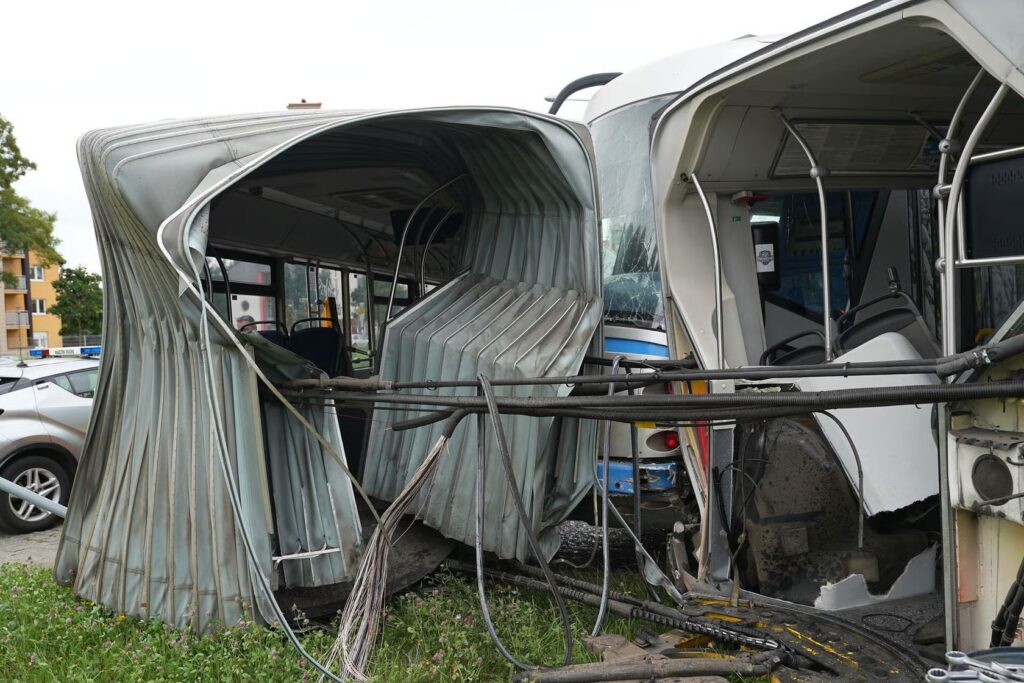 Groźnie wyglądająca kolizja tramwaju z autobusem we Wrocławiu. Duże straty foto: wroclaw.pl