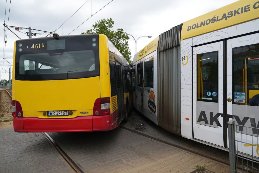 Groźnie wyglądająca kolizja tramwaju z autobusem we Wrocławiu. Duże straty foto: wroclaw.pl