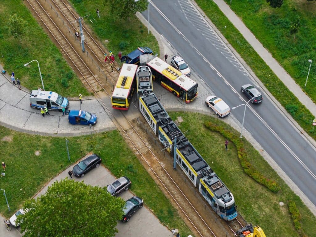 Groźnie wyglądająca kolizja tramwaju z autobusem we Wrocławiu. Duże straty foto: wroclaw.pl