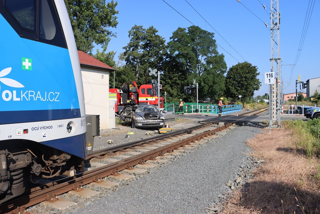 Inforail - Kierowca uciekał przed policją. Zderzył się z pociągiem