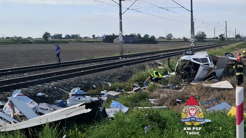Tragiczny wypadek na przejeździe kolejowym w Gronówku. W zderzeniu kampera z pociągiem zginęła jedna osoba foto: Straż Pożarna
