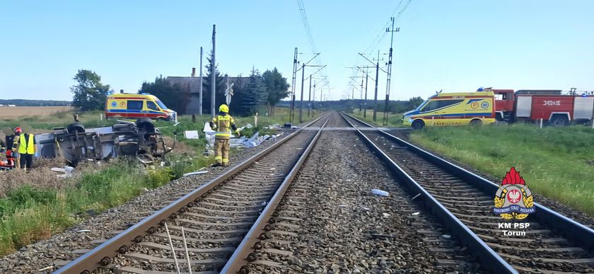 Tragiczny wypadek na przejeździe kolejowym w Gronówku. W zderzeniu kampera z pociągiem zginęła jedna osoba foto: Straż Pożarna