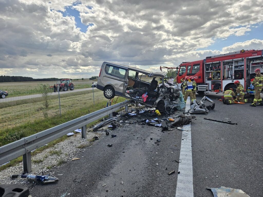 Tragiczny wypadek na S7. Bus zderzył się z ciągnikiem. Zginęły cztery osoby / fot. OSP Jędrzejów