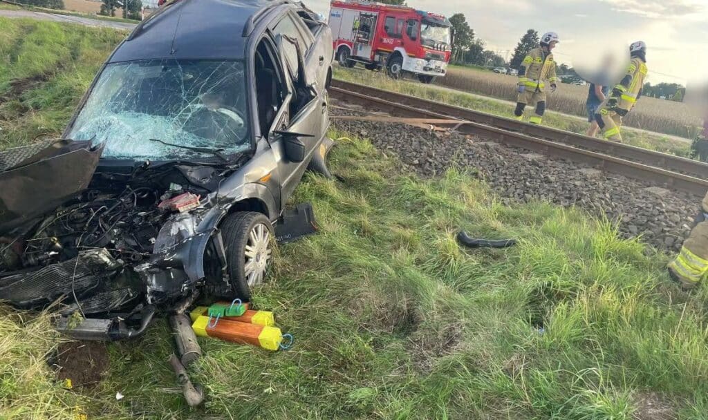 Wypadek na przejeździe kolejowym w Ogorzelicach. Kierowca wypadł z auta, jest w ciężkim stanie foto: PSP Płock