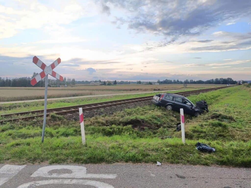 Wypadek na przejeździe kolejowym w Ogorzelicach. Kierowca wypadł z auta, jest w ciężkim stanie foto: PSP Płock