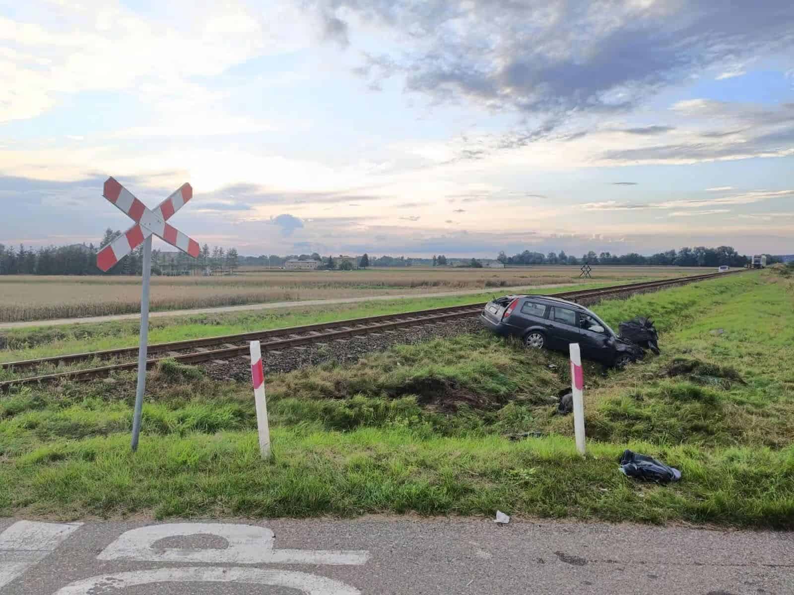 Inforail - Wypadek na przejeździe kolejowym w Ogorzelicach. Kierowca wypadł z auta, jest w ciężkim stanie