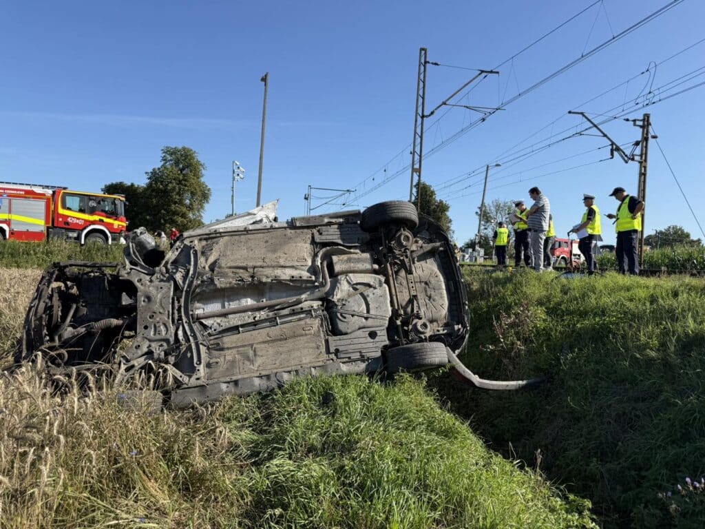 Tragiczny wypadek na przejeździe kolejowym w Szczytnikach Czerniejewskich. Zginął policjant wracający po służbie foto: Policja