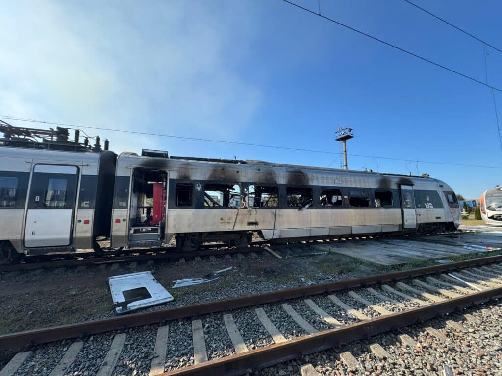 Zniszczony pociąg Intercity+/foto: UZ