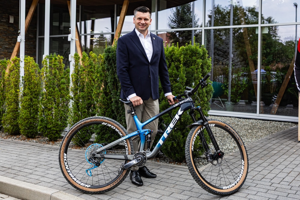 8 września w siedzibie Nadleśnictwa Andrychów podpisano umowę, która otwiera nowy rozdział w rozwoju infrastruktury rowerowej w gminie Wadowice.