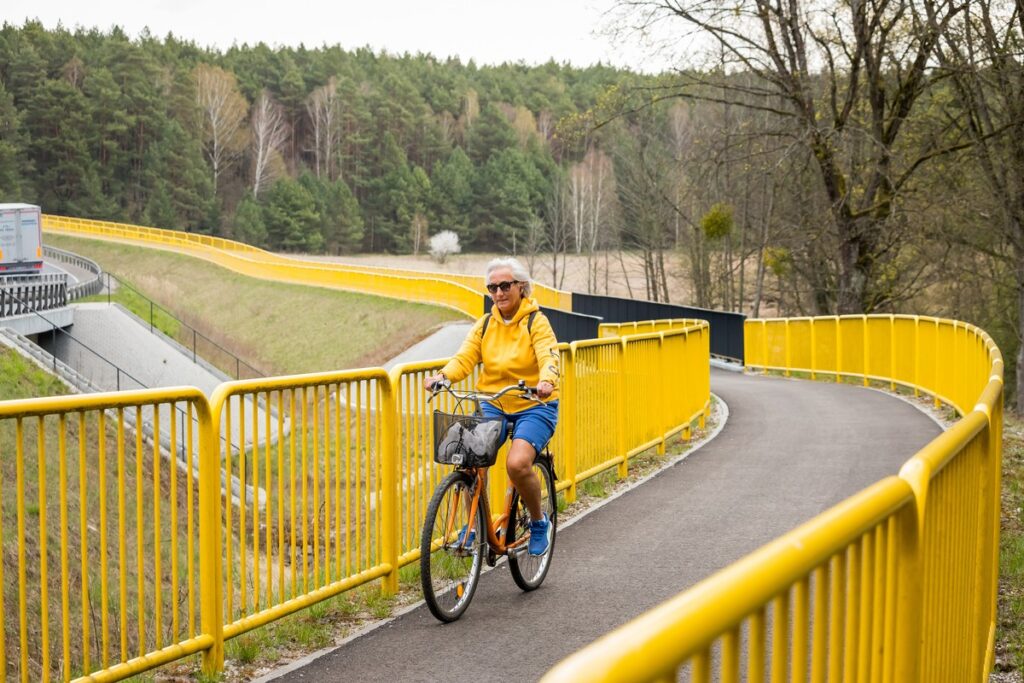 Dzięki współpracy samorządów lokalnych i wsparciu z Funduszy Europejskich, mieszkańcy zyskują coraz bardziej spójną infrastrukturę rowerową.