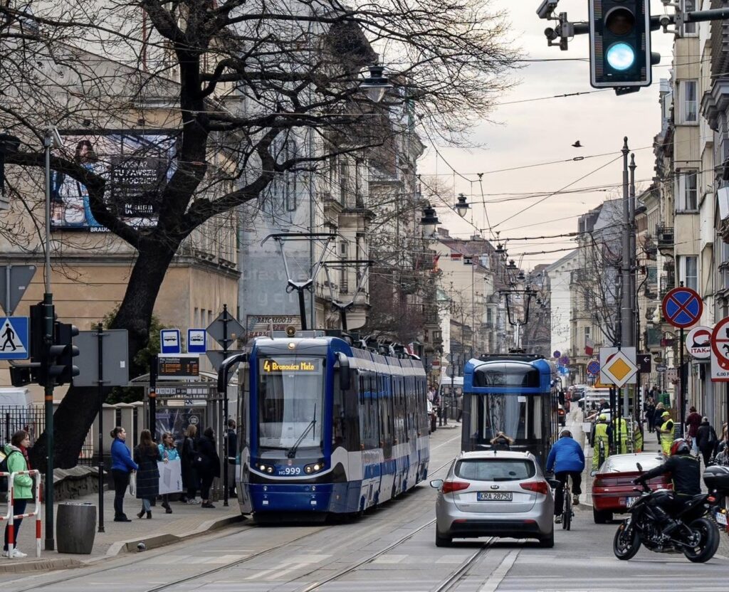 W Krakowie przeprowadzono Wielki Test Mobilności Miejskiej 2025, który miał pokazać, jak w codziennych warunkach sprawdzają się różne środki transportu.
