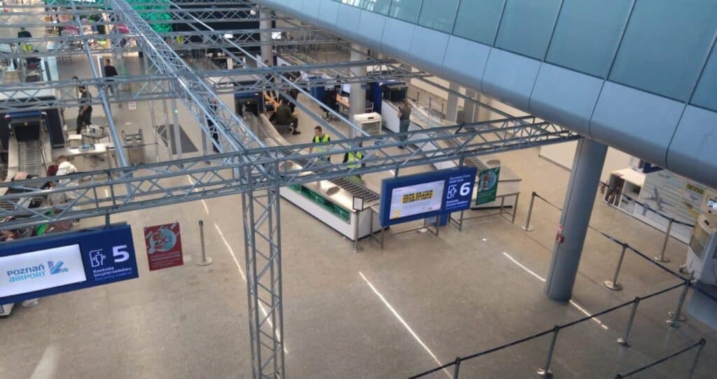 Poznań-Ławica znosi limit 100 ml – pasażerowie mogą przewozić do 2 litrów płynów